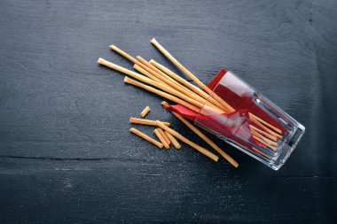 Tuz, sopa aperatif bira için. Ahşap bir arka plan üzerinde. Üstten Görünüm. Metniniz için boş alan.