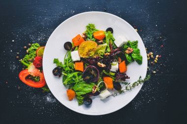 Kabak ve taze sebze salatası. İtalyan mutfağı. Üstten Görünüm. Metin için özgür yer. Ahşap bir arka plan üzerinde.