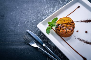 Somun sütlü çikolata tatlı. Üstten Görünüm. Metin için özgür yer. Ahşap bir arka plan üzerinde.