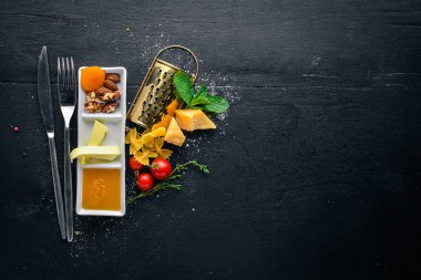 Yemek. İtalyan mutfağı. Üstten Görünüm. Metin için özgür yer. Ahşap bir arka plan üzerinde.