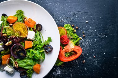 Kabak ve taze sebze salatası. İtalyan mutfağı. Üstten Görünüm. Metin için özgür yer. Ahşap bir arka plan üzerinde.