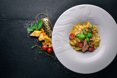 Domates ve fesleğen ile makarna. Plaka 