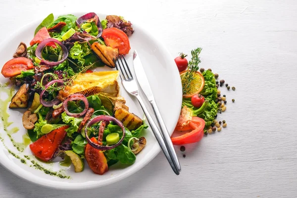 Brie peyniri ızgara sebzeler ile. Üstten Görünüm. Metin için özgür yer. Ahşap bir arka plan üzerinde.