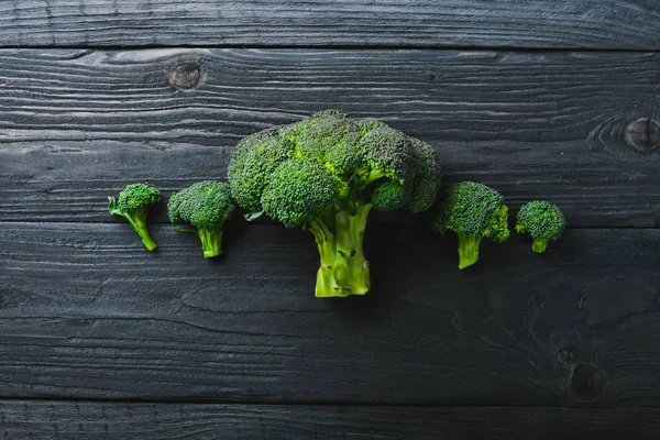 Broccoli. Op een houten achtergrond. Bovenaanzicht. Vrije ruimte voor uw tekst. — Stockfoto