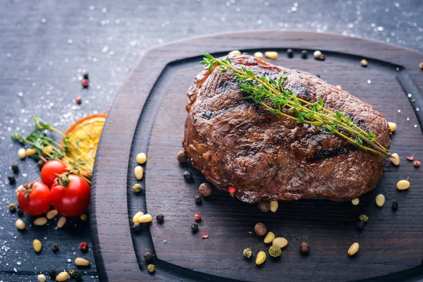 Filete de ternera con especias en el tablero. Vista superior. Espacio libre para texto. Sobre un fondo de madera . —  Fotos de Stock