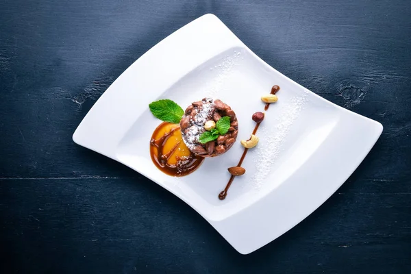 Ceviz tatlı karamel ile. Üstten Görünüm. Metin için özgür yer. Ahşap bir arka plan üzerinde.