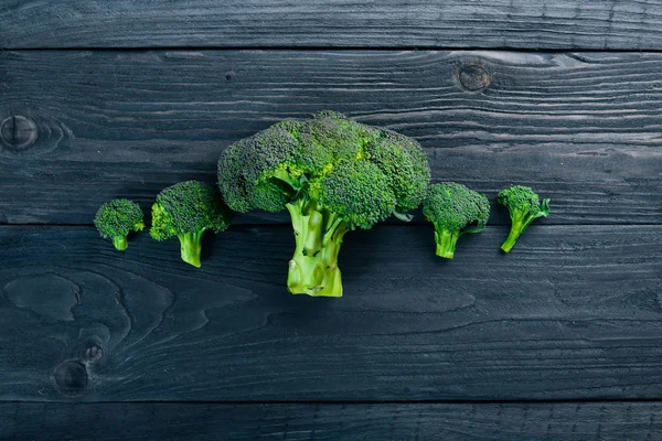 Broccoli. På en trä bakgrund. Ovanifrån. Fritt utrymme för din text. — Stockfoto