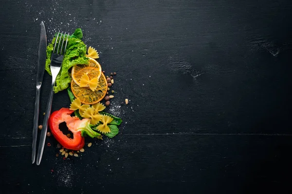 Yemek. İtalyan mutfağı. Üstten Görünüm. Metin için özgür yer. Ahşap bir arka plan üzerinde.