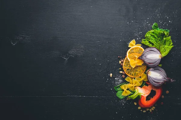 Cooking. Italian cuisine. Top view. Free space for text. On a wooden background. — Stock Photo, Image