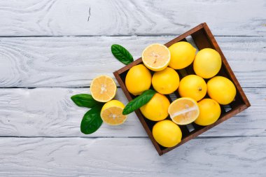 Taze limon. Ahşap bir arka plan üzerinde. Üstten Görünüm. Metniniz için boş alan.