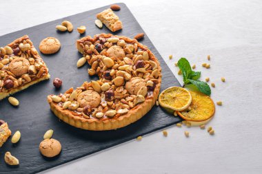 Süzme. Üstten Görünüm. Metin için özgür yer. Ahşap bir arka plan üzerinde.