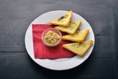 Aperatif bira için. Ahşap bir arka plan üzerinde. Üstten Görünüm. Metniniz için boş alan.