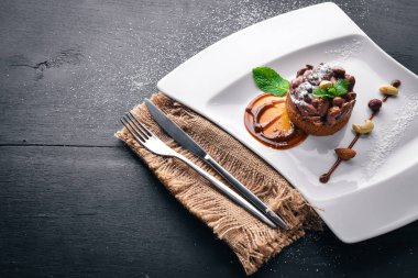 Ceviz tatlı karamel ile. Üstten Görünüm. Metin için özgür yer. Ahşap bir arka plan üzerinde.