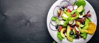 Izgara et ve Yeşiller Avokado salatası. İtalyan mutfağı. Üstten Görünüm. Ahşap arka plan üzerinde.