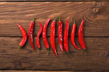Kırmızı biber. Ahşap bir arka plan üzerinde. Üstten Görünüm. Metniniz için boş alan.
