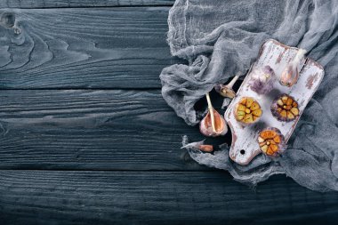 Sarımsak. Ahşap bir arka plan üzerinde. Üstten Görünüm. Metniniz için boş alan.