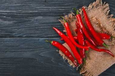 Kırmızı biber. Ahşap bir arka plan üzerinde. Üstten Görünüm. Metniniz için boş alan.