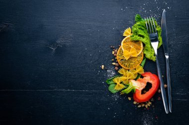 Yemek. İtalyan mutfağı. Üstten Görünüm. Metin için özgür yer. Ahşap bir arka plan üzerinde.