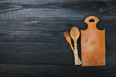 Tahta kaşık, çatal ve kürek. Ahşap bir arka plan üzerinde. Üstten Görünüm. Metniniz için boş alan.