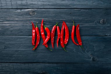 Kırmızı biber. Ahşap bir arka plan üzerinde. Üstten Görünüm. Metniniz için boş alan.