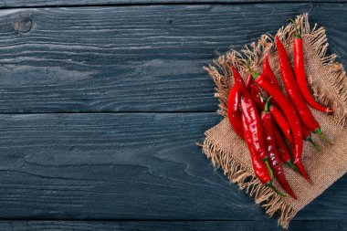 Kırmızı biber. Ahşap bir arka plan üzerinde. Üstten Görünüm. Metniniz için boş alan.