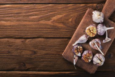 Sarımsak. Ahşap bir arka plan üzerinde. Üstten Görünüm. Metniniz için boş alan.
