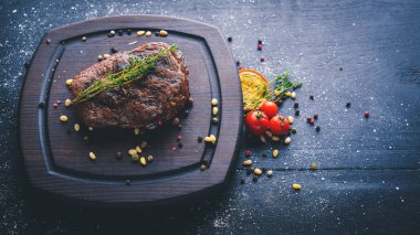 Gemide baharat ile dana biftek. Üstten Görünüm. Metin için özgür yer. Ahşap bir arka plan üzerinde.