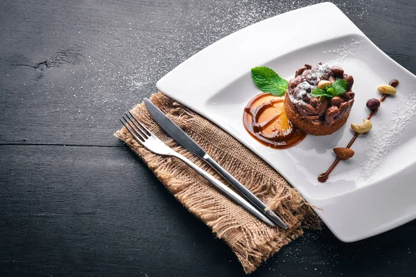 Ceviz tatlı karamel ile. Üstten Görünüm. Metin için özgür yer. Ahşap bir arka plan üzerinde.