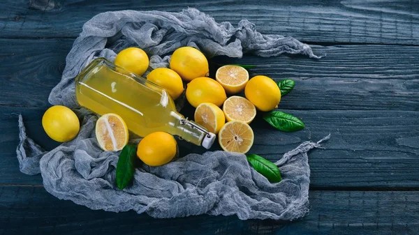 Φρέσκα λεμόνια και το χυμό λεμονιού. Σε ένα ξύλινο υπόβαθρο. Το Top view. Ελεύθερο χώρο για το κείμενό σας. — Φωτογραφία Αρχείου