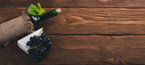 와인과 포도의 병입니다. 에 나무 배경. 최고의 볼 수 있습니다. 텍스트에 대 한 여유 공간. — 스톡 사진