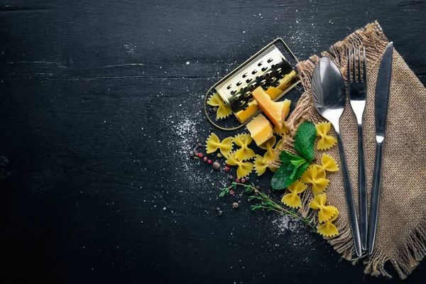 Yemek. İtalyan mutfağı. Üstten Görünüm. Metin için özgür yer. Ahşap bir arka plan üzerinde.