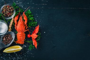 Istakoz ve taze sebze. Deniz ürünleri. Ahşap bir arka plan üzerinde. Üstten Görünüm. Metniniz için boş alan.