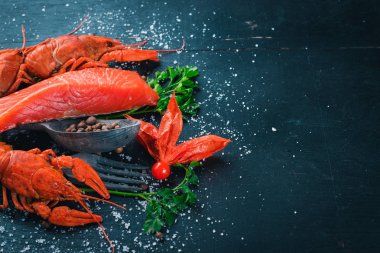 Deniz ürünleri. Balık Vomer, ıstakoz, somon. Ahşap bir arka plan üzerinde. Üstten Görünüm. Metin için boş alan.