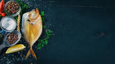 Füme balık Vomer. Deniz ürünleri. Ahşap bir arka plan üzerinde. Üstten Görünüm. Metniniz için boş alan.