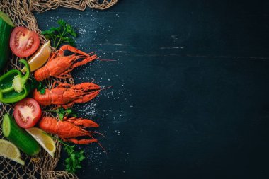 Istakoz ve taze sebze. Deniz ürünleri. Ahşap bir arka plan üzerinde. Üstten Görünüm. Metniniz için boş alan.