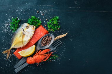 Deniz ürünleri. Balık Vomer, ıstakoz, somon. Ahşap bir arka plan üzerinde. Üstten Görünüm. Metin için boş alan.