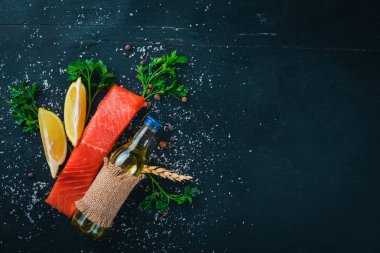 Tuzlanmış somon. Deniz ürünleri. Ahşap bir arka plan üzerinde. Üstten Görünüm. Metniniz için boş alan.