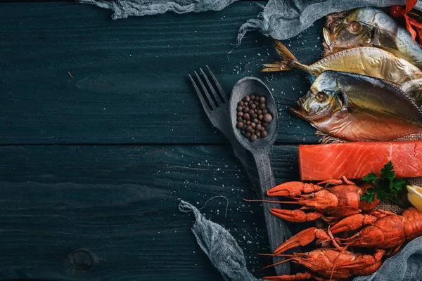 Mariscos. Fish Vomer, langosta, salmón. Sobre un fondo de madera. Vista superior. Espacio libre para texto . — Foto de Stock