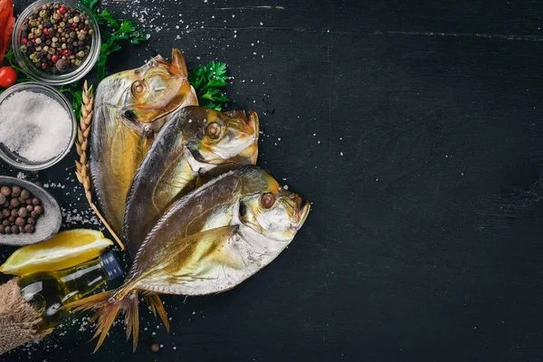 Peixe fumado, Vomer. Frutos do mar. Em um fundo de madeira. Vista superior. Espaço livre para o seu texto . — Fotografia de Stock