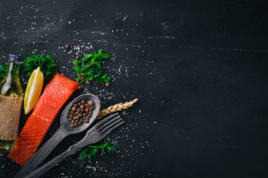 Tuzlanmış somon. Deniz ürünleri. Ahşap bir arka plan üzerinde. Üstten Görünüm. Metniniz için boş alan.