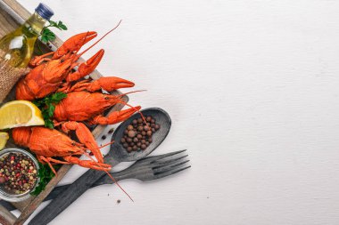 Istakoz. Deniz ürünleri. Ahşap bir arka plan üzerinde. Üstten Görünüm. Metniniz için boş alan.