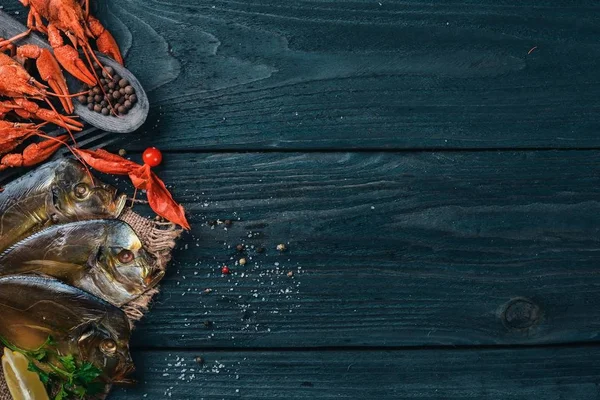 Mariscos. Fish Vomer, langosta, salmón. Sobre un fondo de madera. Vista superior. Espacio libre para texto . — Foto de Stock