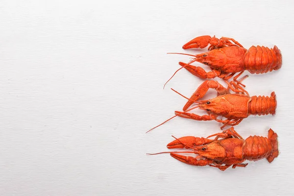 Hummer. Fisk och skaldjur. På en trä bakgrund. Ovanifrån. Fritt utrymme för din text. — Stockfoto