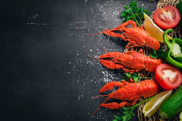 Lobster and fresh vegetables. Seafood. On a wooden background. Top view. Free space for your text. — Stock Photo, Image