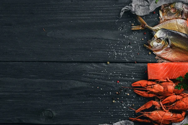 Морепродукты. Рыбная рвота, лобстер, лосось. На деревянном фоне. Вид сверху. Свободное место для текста . — стоковое фото