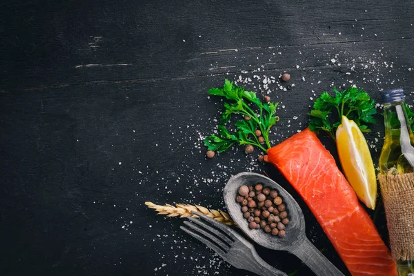 Lachs gesalzen. Meeresfrüchte. auf einem hölzernen Hintergrund. Ansicht von oben. Freiraum für Ihren Text. — Stockfoto