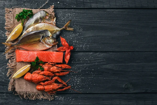 Mariscos. Fish Vomer, langosta, salmón. Sobre un fondo de madera. Vista superior. Espacio libre para texto . — Foto de Stock