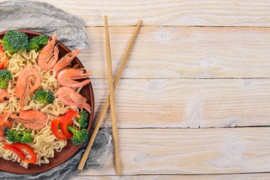 Deniz ürünleri ve sebze ile Asya gıda. Karides, brokoli, kırmızı biber, baharatlar. Üstten Görünüm. Metin için boş alan.