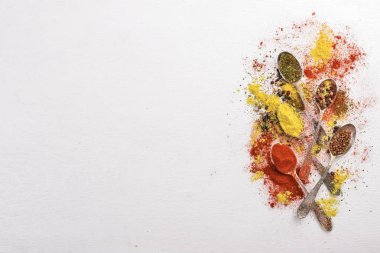 Baharat ve otlar. Baharatlar büyük bir ürün yelpazesine. Hint Mutfak. Ahşap masanın üstünde. Üstten Görünüm. Metin için boş alan.