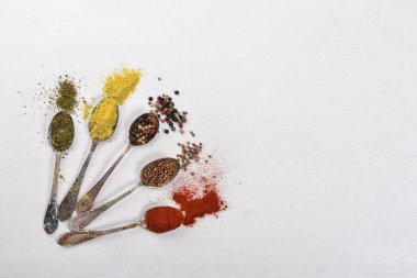 Baharat ve otlar. Baharatlar büyük bir ürün yelpazesine. Hint Mutfak. Ahşap masanın üstünde. Üstten Görünüm. Metin için boş alan.